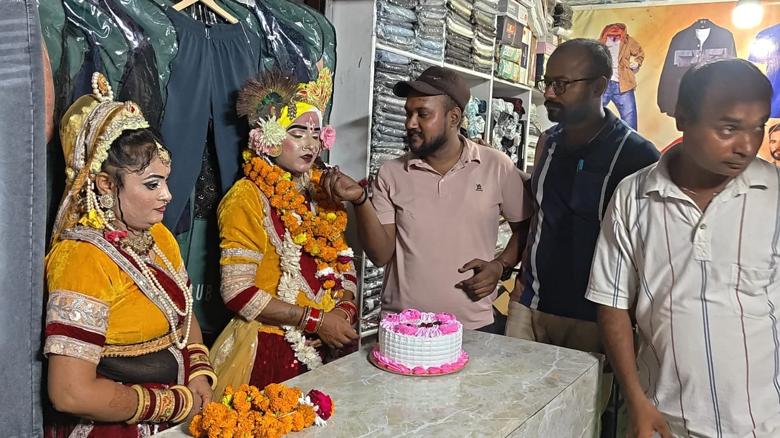 स्टेशन रोड स्थित परी फैशन मेंस वियर में धूमधाम से मनाई गई श्रीकृष्ण जन्माष्टमी, राधा-कृष्ण ने काटा केक