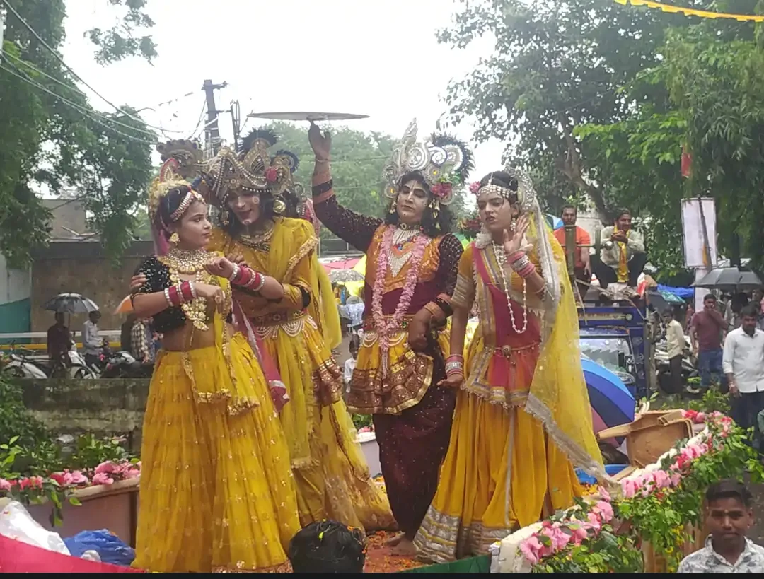 सिरोंज में जन्माष्टमी पर निकला भव्य जुलूस, राधा-कृष्ण की झांकियों ने मोहा मन