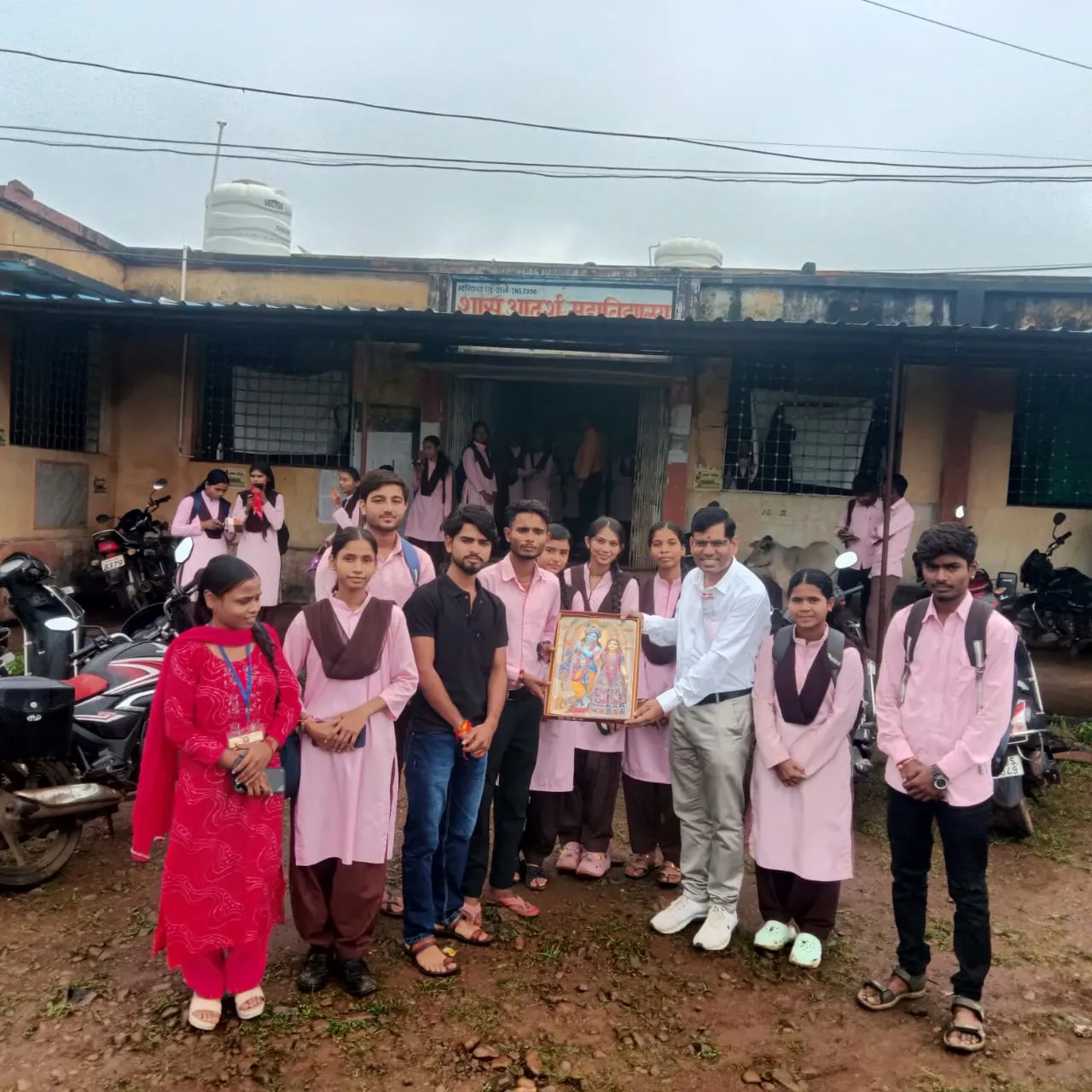 छात्रों ने तिलक और पुष्पगुच्छ भेंट कर लिया गुरुजनों का आशीर्वाद, वक्ताओं ने दिया सफलता और संघर्ष का मंत्र