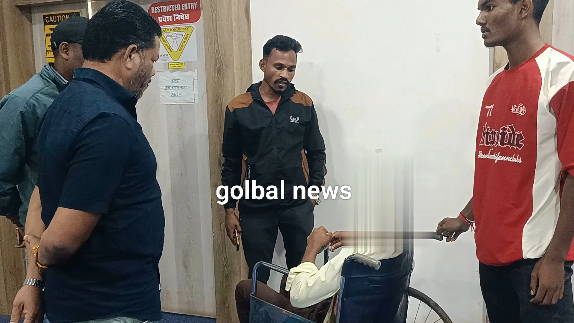 लंच टाइम में छात्र को रोका, पेट में मारा चाकू और छात्र बाइक से फरार