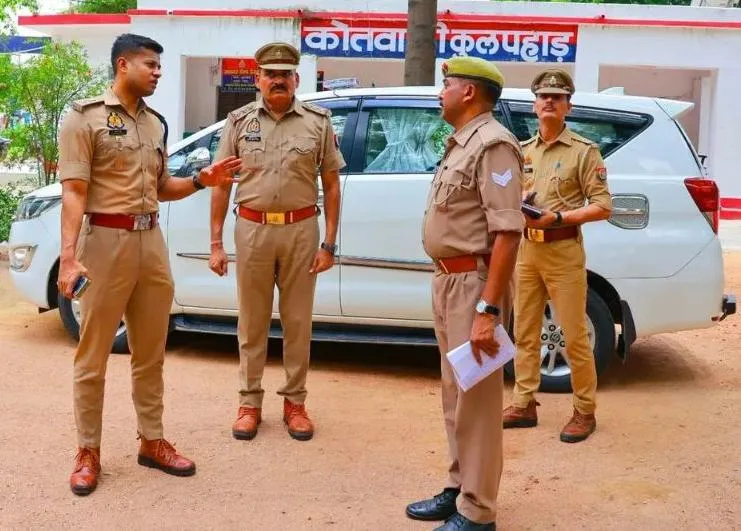 खाद को लेकर किसानो की दिखी लम्बी लाईन, जनता प्रतिनिधी दे रहे लम्बी बाते