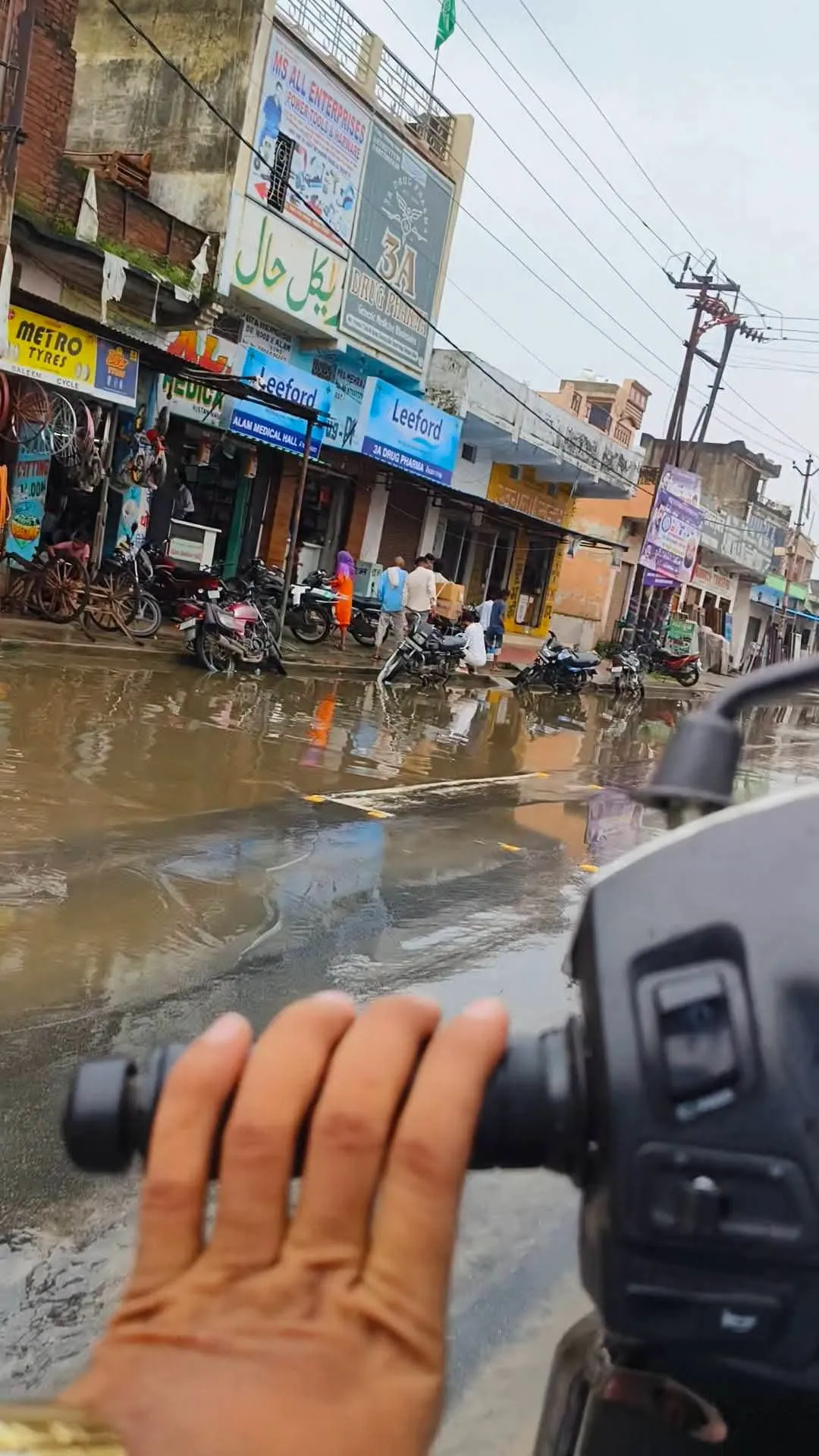 रोड पर पानी भरने से दुकानदार