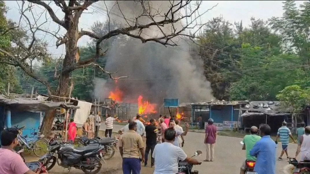 🛑 सेक्टर-6 के फुटपाथी बाजार में भीषण आग, 08 दुकानें जलकर खाक!