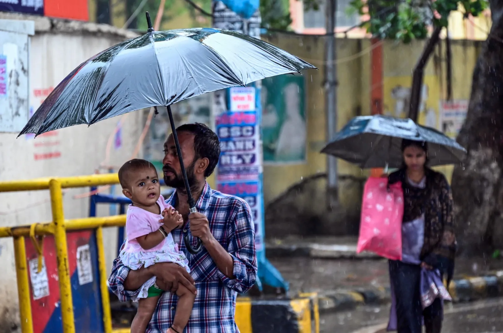 IMD ने कई राज्यों में भारी बारिश और आंधी-तूफान का अनुमान जताया