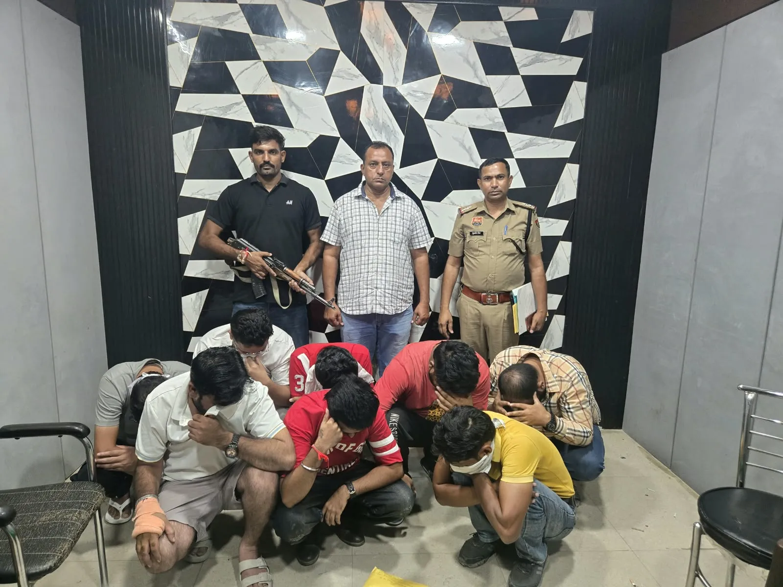 सतगुरु मार्केट में जुआ खेलते 8 आरोपी काबू, 52,980 रुपये बरामद
