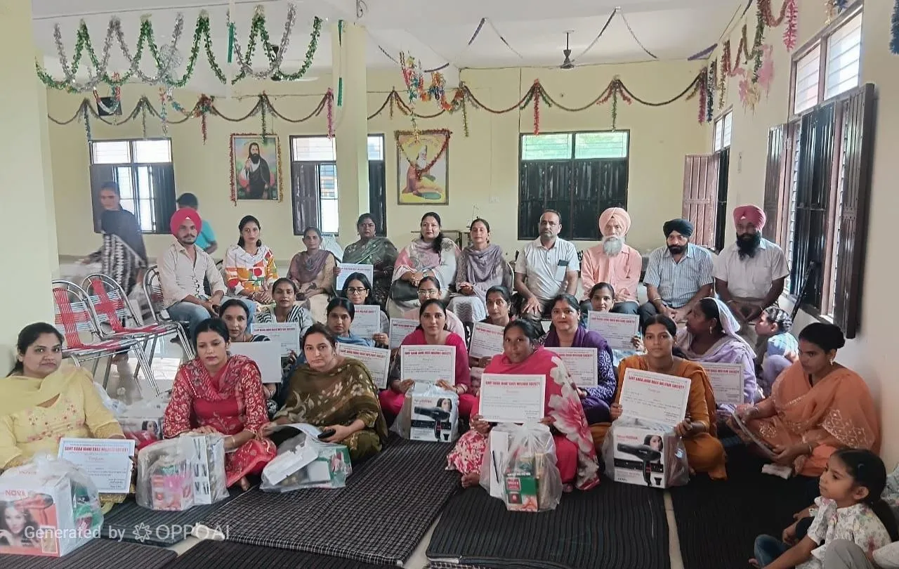 संत बाबा जानकी दास वेलफेयर सोसाइटी द्वारा ब्यूटी पार्लर कोर्स पूरा करने वाली युवतियों को मुफ्त किट और प्रमाण पत्र वितरित