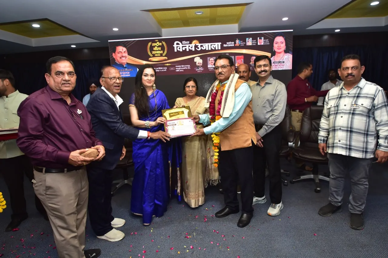 अति विशिष्ट अतिथि पद्मिनी कोल्हापुरी ने प्रदीप पांडेय् को शिक्षा के क्षेत्र में नवाचार के लिऐ सम्मानित किया।