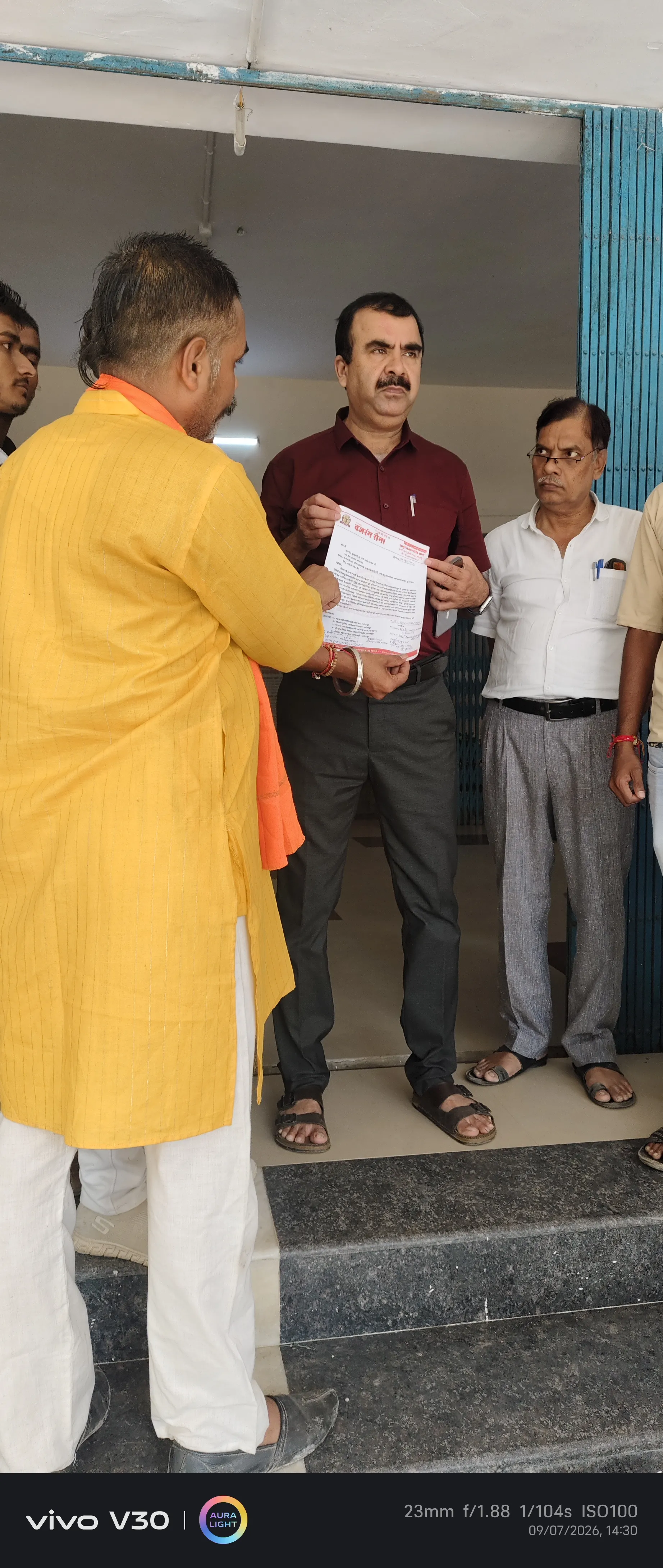 बजरंग सेना के जिलाअध्यक्ष एवं उनके साथी गण द्वारा जिला अधिकारी कार्यालय फतेहपुर उत्तर प्रदेश में ज्ञापन देने पहुंचे