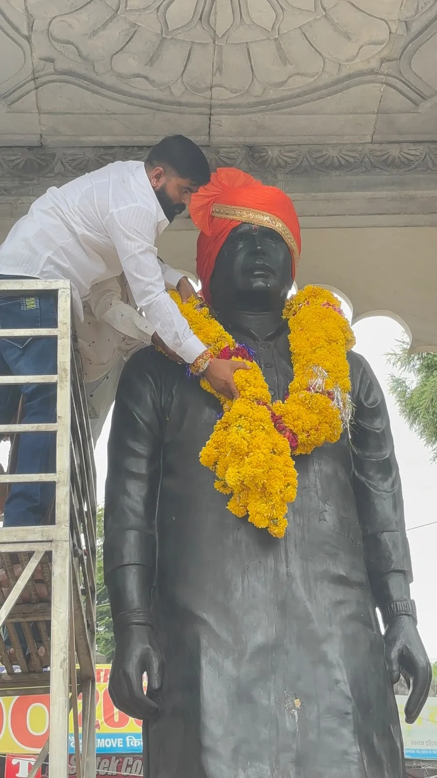 भाजपाइयों ने किया लखन दादा की प्रतिमा पर जल एवं दूध अभिषेक