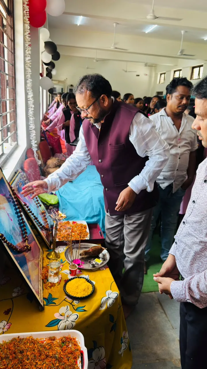 एकलव्य विद्यालय दुर्गूकोंदल में गुरुजनों के सम्मान में गूंजा विद्यार्थियों का स्नेह*

*शिक्षक दिवस पर छात्र-छात्राओं ने
