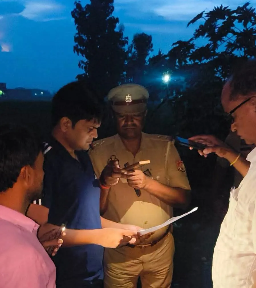 पटाखा दुकानों पर पुलिस की सख्ती, लाइसेंस और सुरक्षा व्यवस्था की जांच