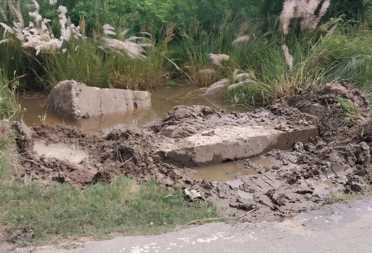 जेसीबी से स्मृति द्वार का फाउंडेशन उखाड़ा, ठेकेदार ने थाने में दी तहरीर
