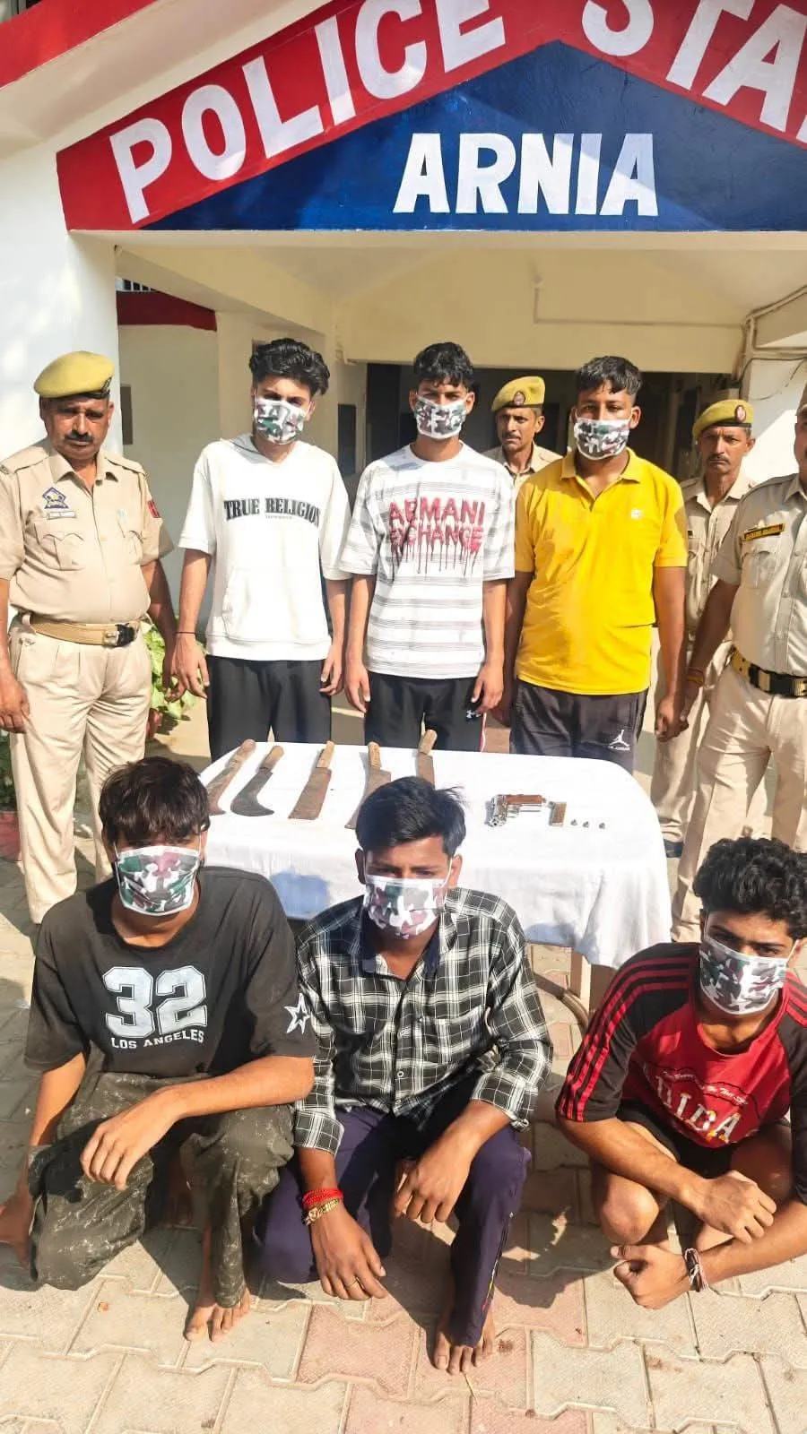 अरनिया पुलिस की कार्रवाई: खौफ गैंग के 6 सदस्य गिरफ्तार, पिस्तौल और कारतूस बरामद