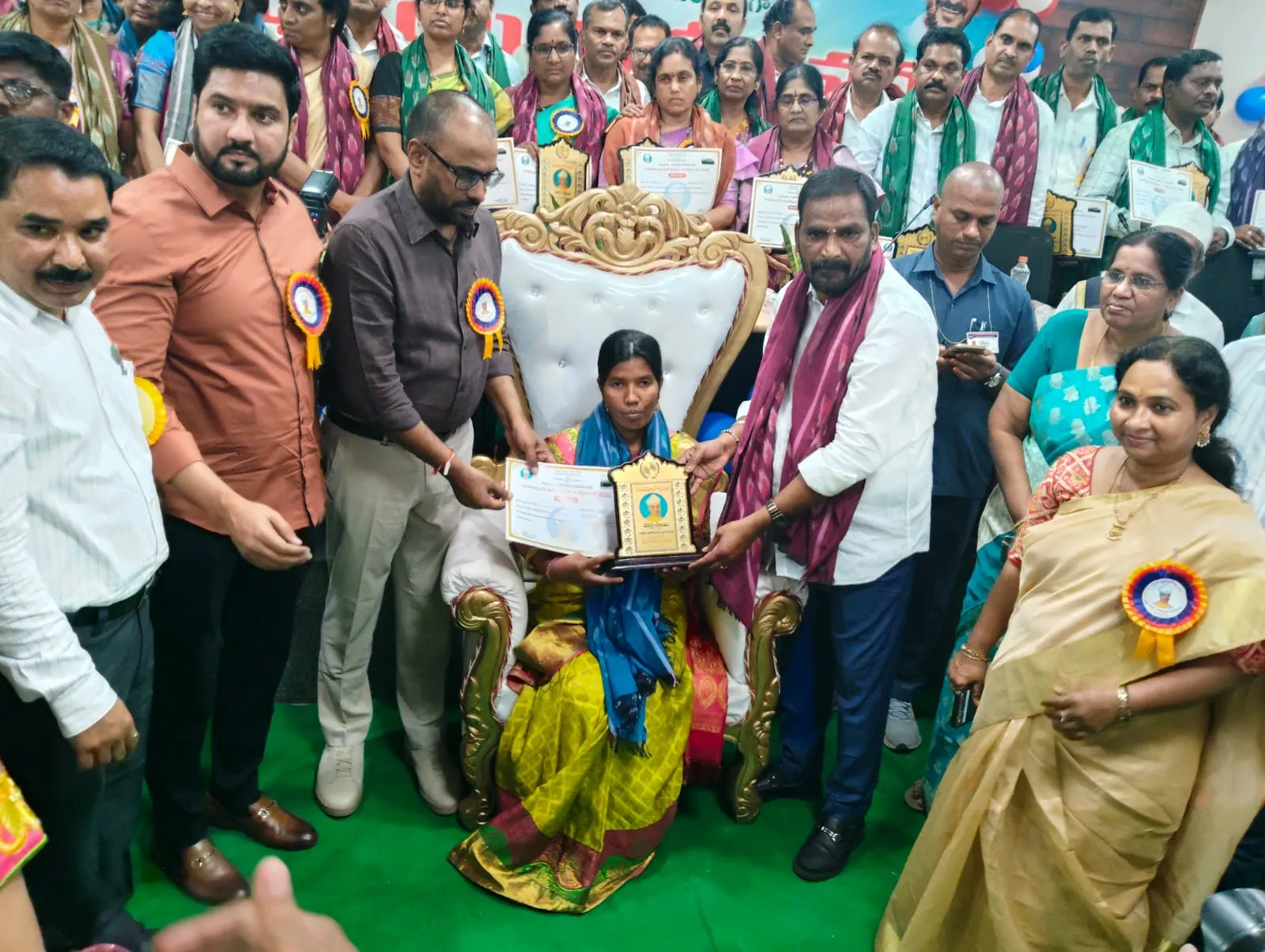ప్రభుత్వ విప్, ఆలేరు ఎమ్మెల్యే బీర్ల ఐలయ్య చేతుల మీదుగా జిల్లా ఉత్తమ ఉపాధ్యాయ పురస్కారంను అందుకున్న కె.వనిత
