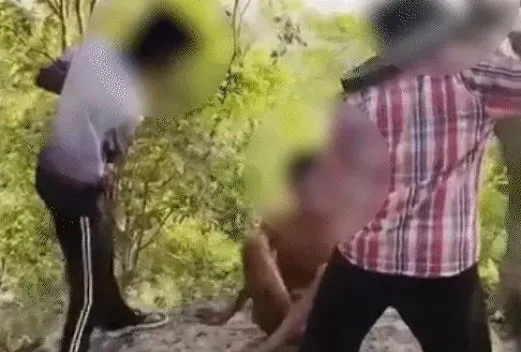 सीनियर्स ने अपने ही स्कूल के दो छत्रों पर नंगा कर बेल्ट से पीटा....