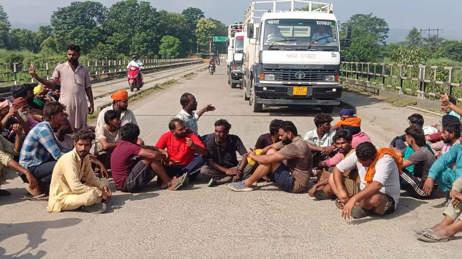 जसवां: बस और पराली से लदी ट्रैक्टर-ट्रॉली की टक्कर, बड़ा हादसा टला