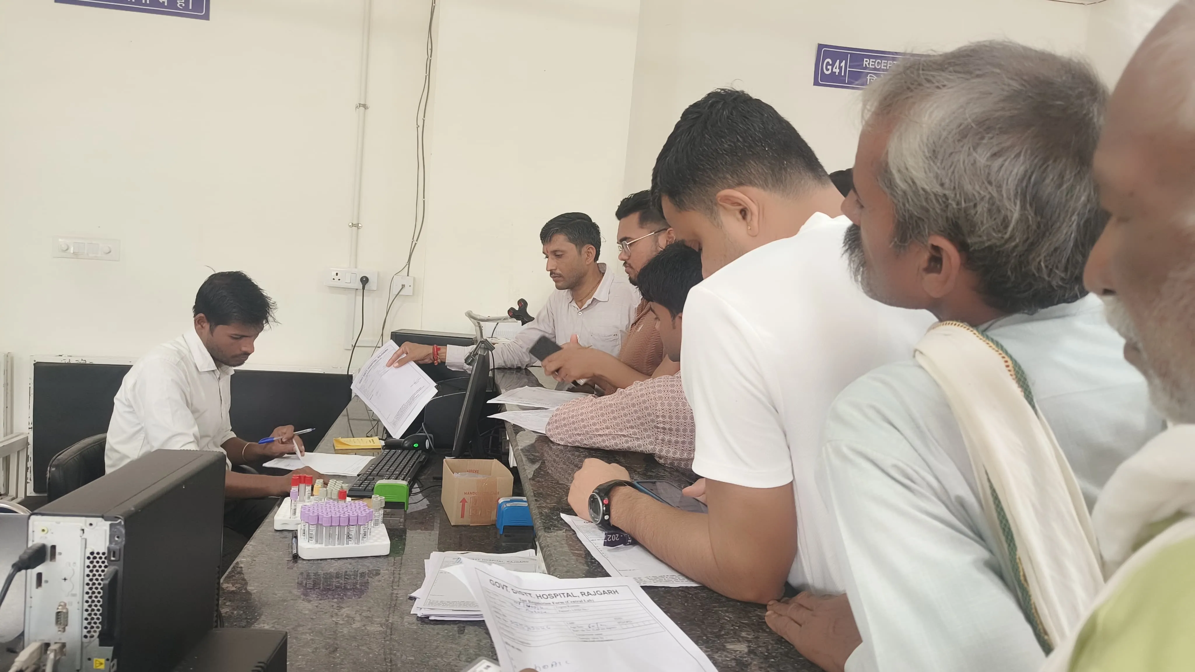 इलाज के लिए घंटों इंतजार, राजगढ़ जिला अस्पताल में व्यवस्थाओं की खुली पोल