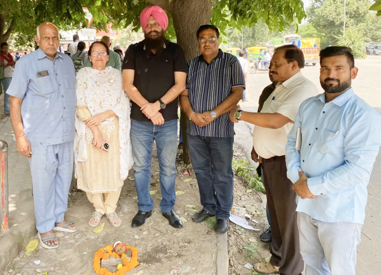 फन रिपब्लिक से मनसा देवी रोड तक फुटपाथ पर पेवर ब्लॉक का काम शुरू