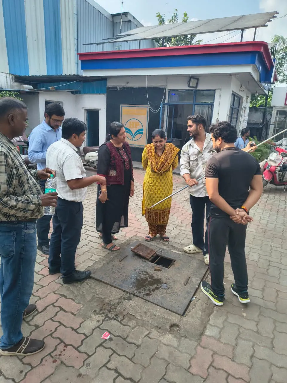 राजस्व, नापतौल एवं खाद्य सुरक्षा विभाग की टीम ने दो पेट्रोल पंपो का किया निरीक्षण