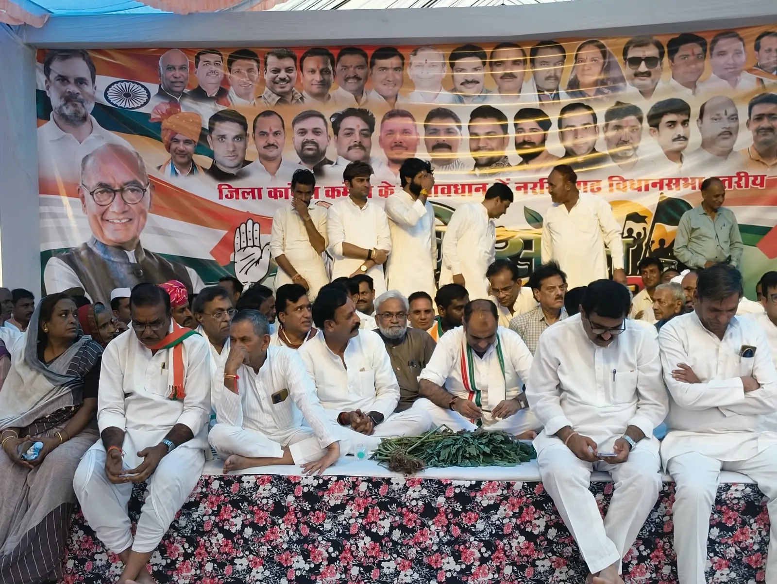 बढ़ती महंगाई एवं स्मार्ट मीटर के विरोध में जनता व किसानों की समस्याओं को लेकर कांग्रेस ने किया धरना आंदोलन,