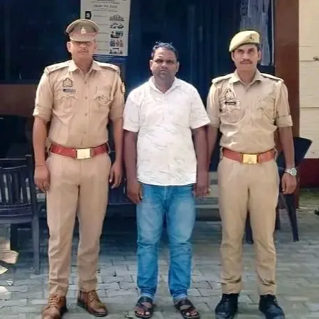 आजमगढ़ में बिना पंजीकरण उपचार के आरोप में चिकित्सक सत्यप्रकाश गिरफ्तार