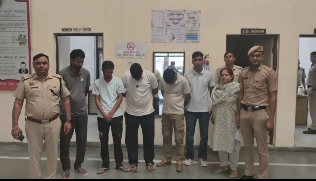 सुभाष पार्क के पास दो होटलों पर पुलिस का छापा, कथित देह व्यापार का खुलासा।
होटल मालिक समेत चार के खिलाफ मामला दर्ज।