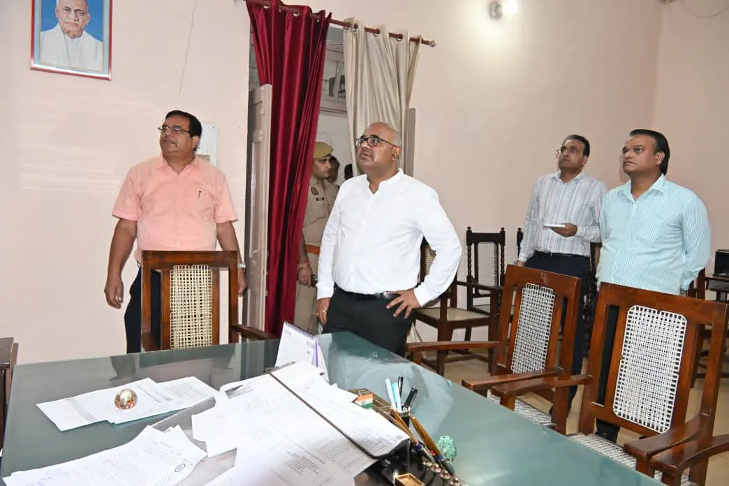 जिलाधिकारी जितेंद्र प्रताप सिंह ने बुधवार अपराह्न 2 बजे प्रादेशिक सेवायोजन कार्यालय का औचक निरीक्षण किया।