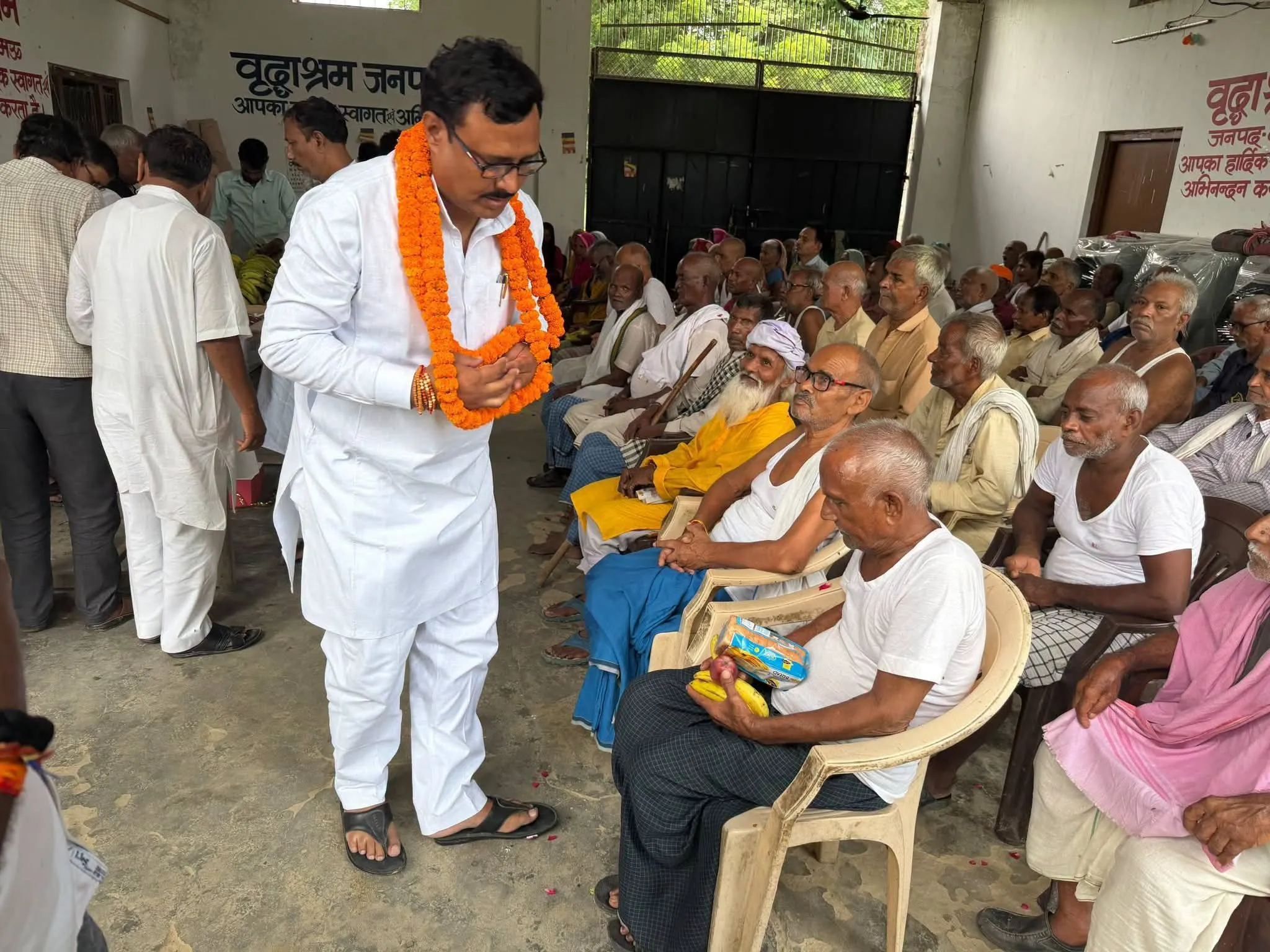 मऊ में कांग्रेस जिलाध्यक्ष ने वृद्धाश्रम में बुजुर्गों संग मनाया जन्मदिन, फल-दूध वितरित किया