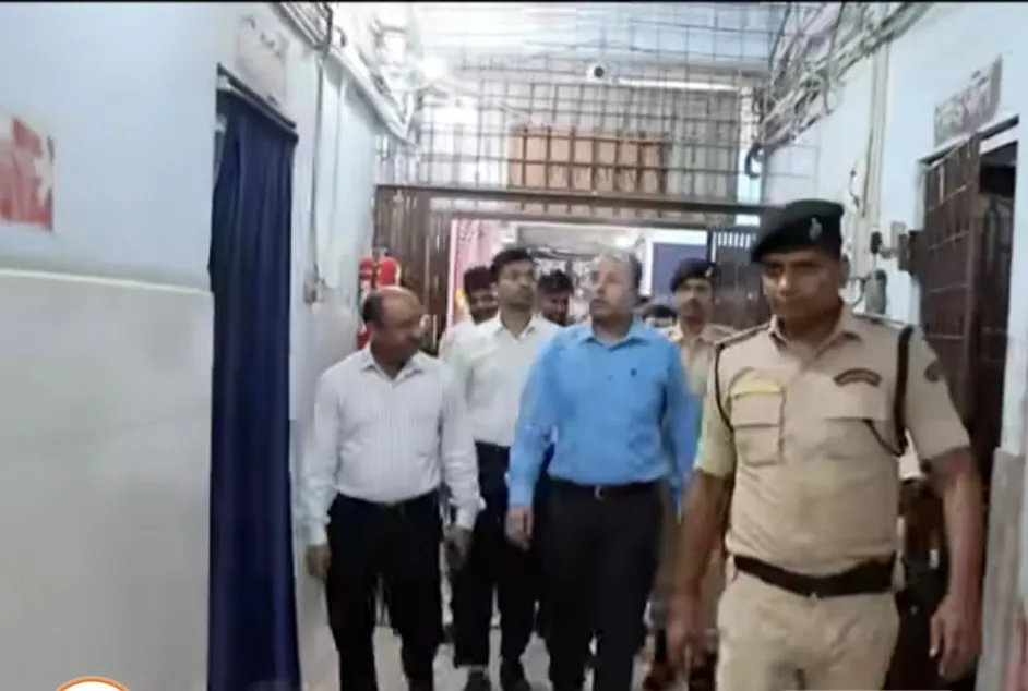 "मगध मेडिकल की बदहाल व्यवस्था पर DM का डंडा"

छह मैनेजरों का वेतन रोका, 10 दिन की मोहलत—अब अस्पताल में व्यवस्था बदलेगी !
