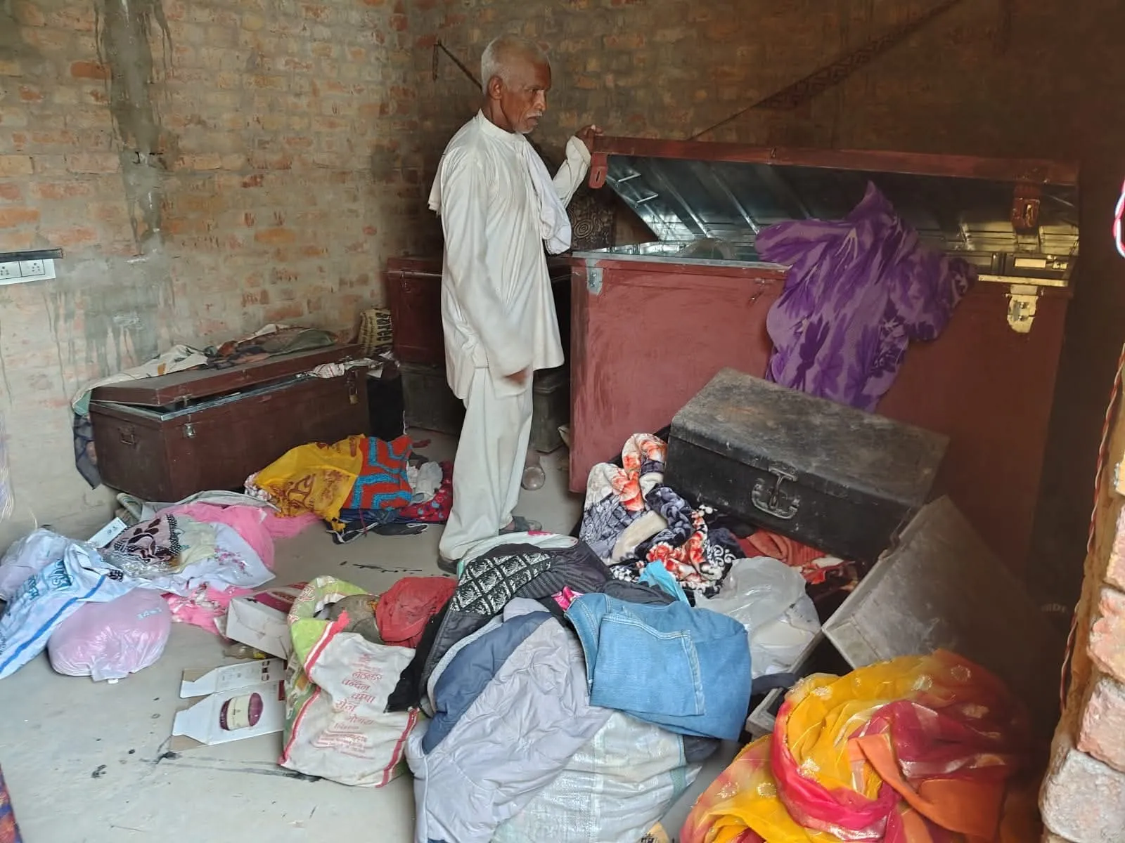 मऊ के बंधनपुर गांव में बंद मकान का ताला तोड़कर चोरी, नकदी व जेवर ले गए चोर