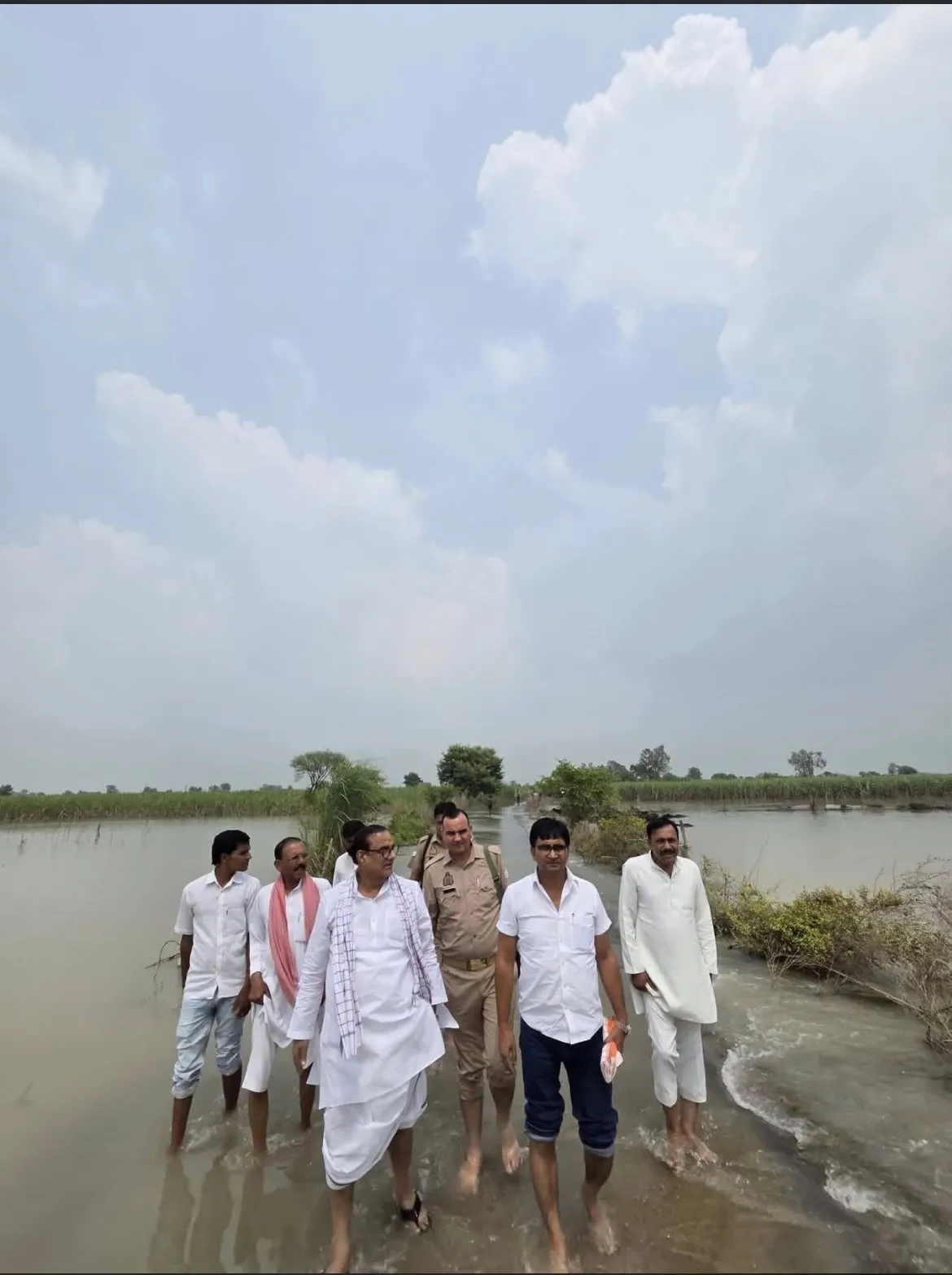 गुन्नौर बाढ़ प्रभावित इलाकों में सपा विधायक रामखिलाड़ी यादव का दौरा तटीय ग्रामों से फ़ीड बैक लिया