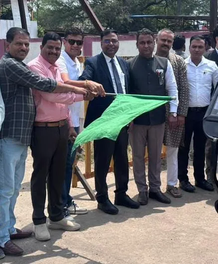 नेशनल लोक अदालत के प्रचार वाहन को न्यायाधीश श्री जी सी मिश्रा ने दिखाई हरी झंडी