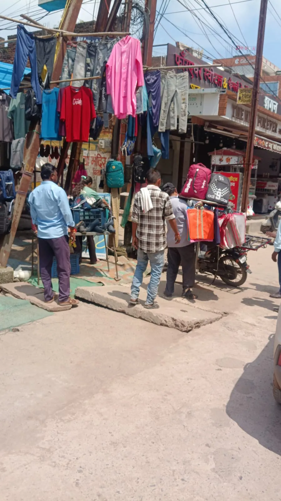 सरदार पटेल तिराहा न्यू बस स्टैंड से अतिक्रमण की कार्रवाई हुई।