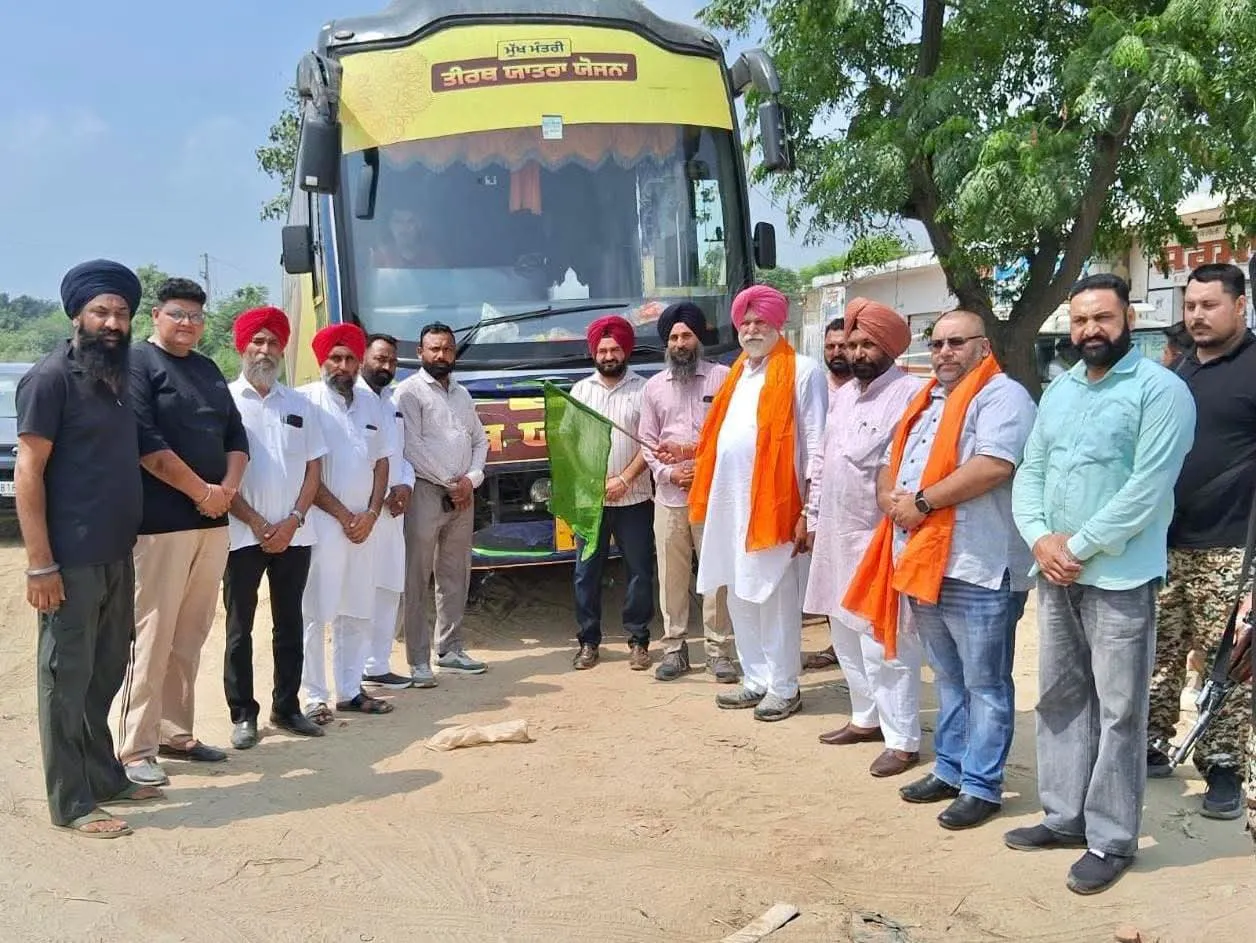 ਹਲਕਾ ਸ਼੍ਰੀ ਹਰਗੋਬਿੰਦਪੁਰ ਸਾਹਿਬ  ਪਿੰਡ ਮਾੜੀ ਪੰਨੂਆਂ ਵਿਖੇ ਮੁੱਖ ਮੰਤਰੀ ਪੰਜਾਬ ਤੀਰਥ ਯਾਤਰਾ ਯੋਜਨਾ ਤਹਿਤ ਬੱਸ ਨੂੰ ਹਰੀ ਝੰਡੀ ਦੇ ਕੇ ਰਵਾਨਾ