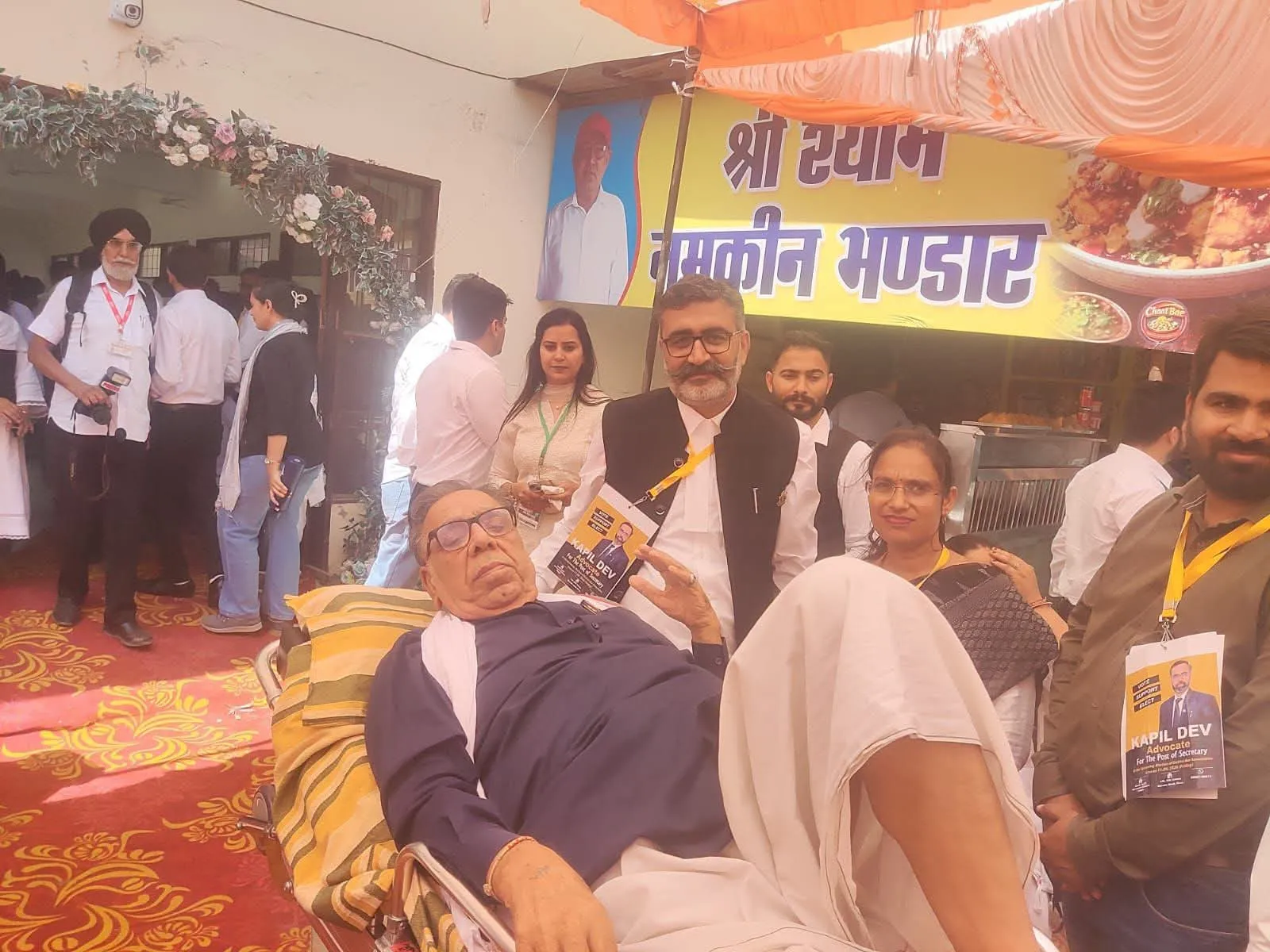 “दो माह से बेड रेस्ट... फिर भी वोट डालने स्ट्रेचर पर पहुंचे बी.के. दिवाकर, स्वस्थ लोगों को दे गए 
बड़ी सीख!”