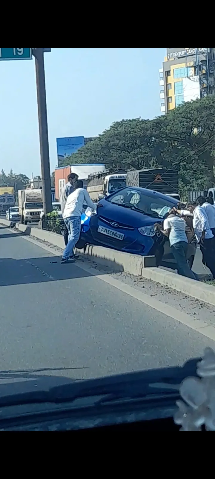 વાપી બલીઠા હાઇવે રોડ પર ઈઓન કાર અકસ્માત