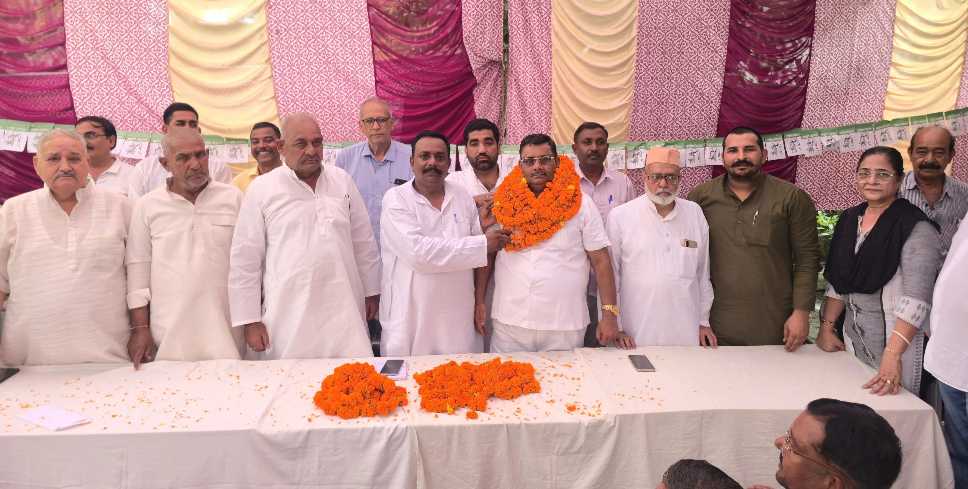 बसपा के 8 बार जिलाध्यक्ष रहे राजेंद्र सिंह ने थामा रालोद का दामन बिजनौर रालोद कार्यालय पर हुआ जोरदार स्वागत।