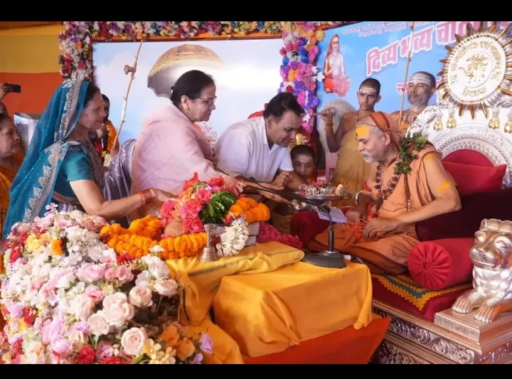 *5100 सौ रुपए आजीवन दान की घोषणा कर किया पादुका पूजन*