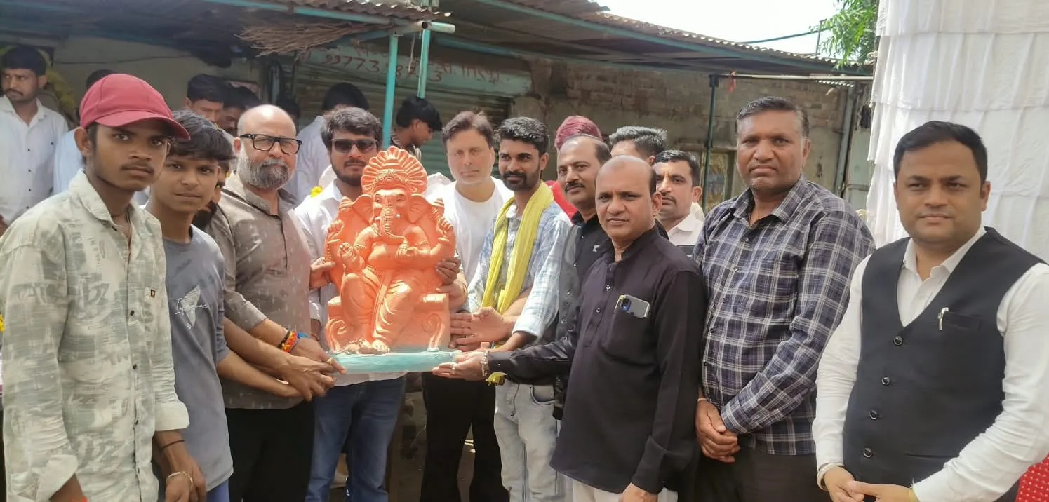 *गणेशजी की प्रतिमाओं का वितरण*