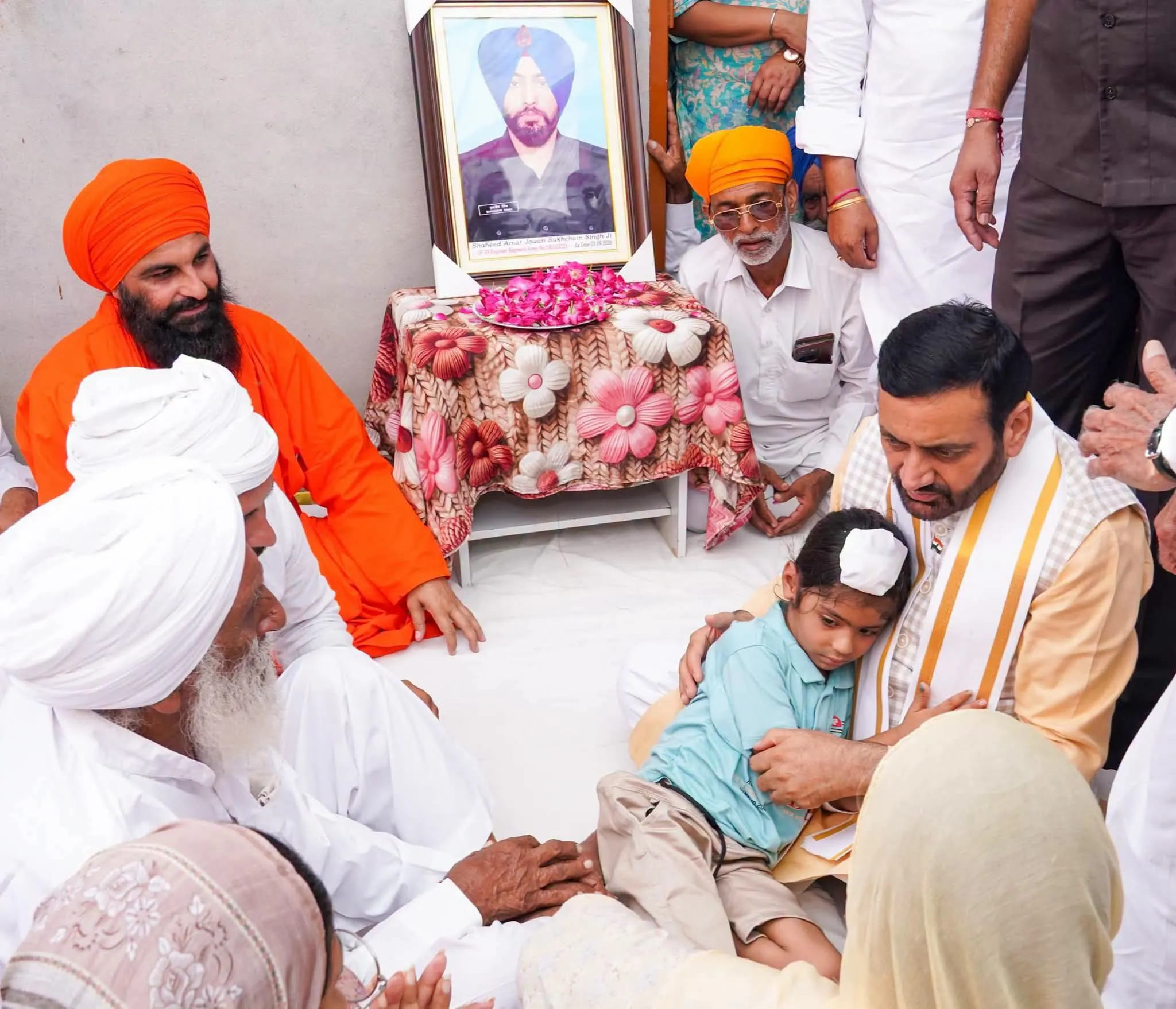 कुत्ताबढ़ पहुंचकर शहीद के परिजनों से की मुलाकात, पुत्र को गोद में लेकर दुलारा