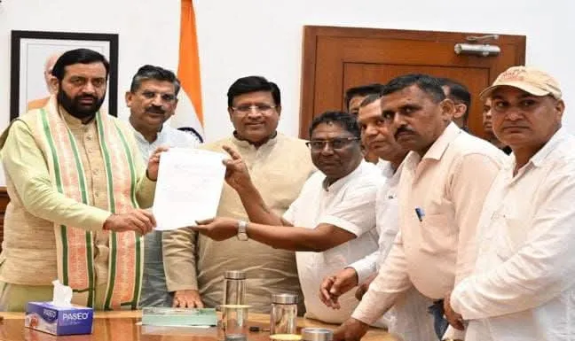 मुख्यमंत्री से मुलाकात के बाद सफाई कर्मचारियों की हड़ताल खत्म