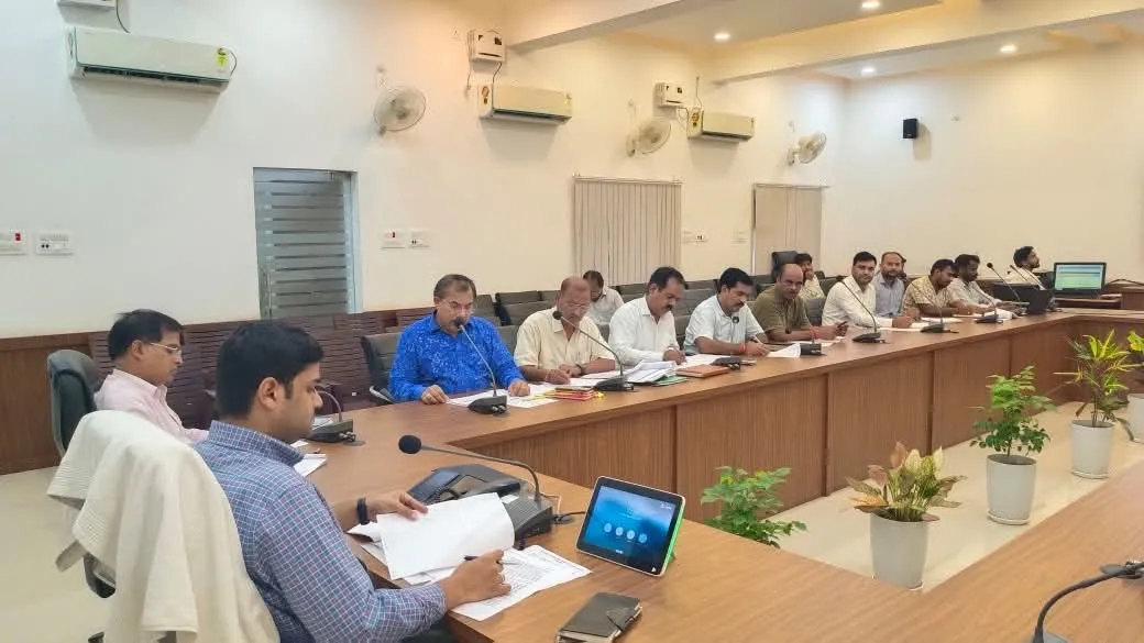 मऊ में हर घर जल योजना की समीक्षा: DM ने सितंबर-अक्टूबर की समयसीमा तय कर सख्त कार्रवाई की चेतावनी दी