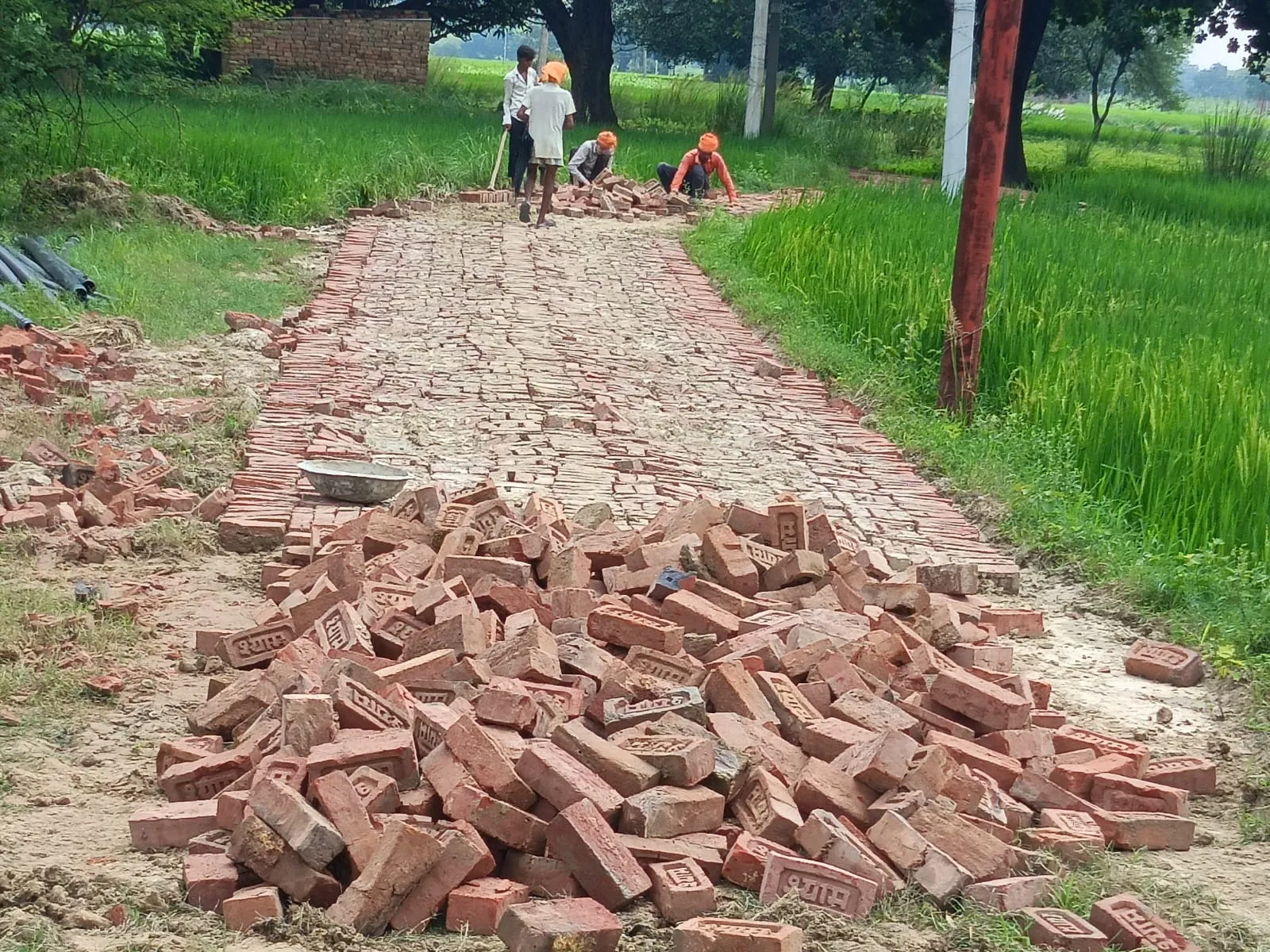 इंटौरी में खड़ंजा निर्माण में अनियमितता का आरोप, ग्रामीणों ने उठाए सवाल