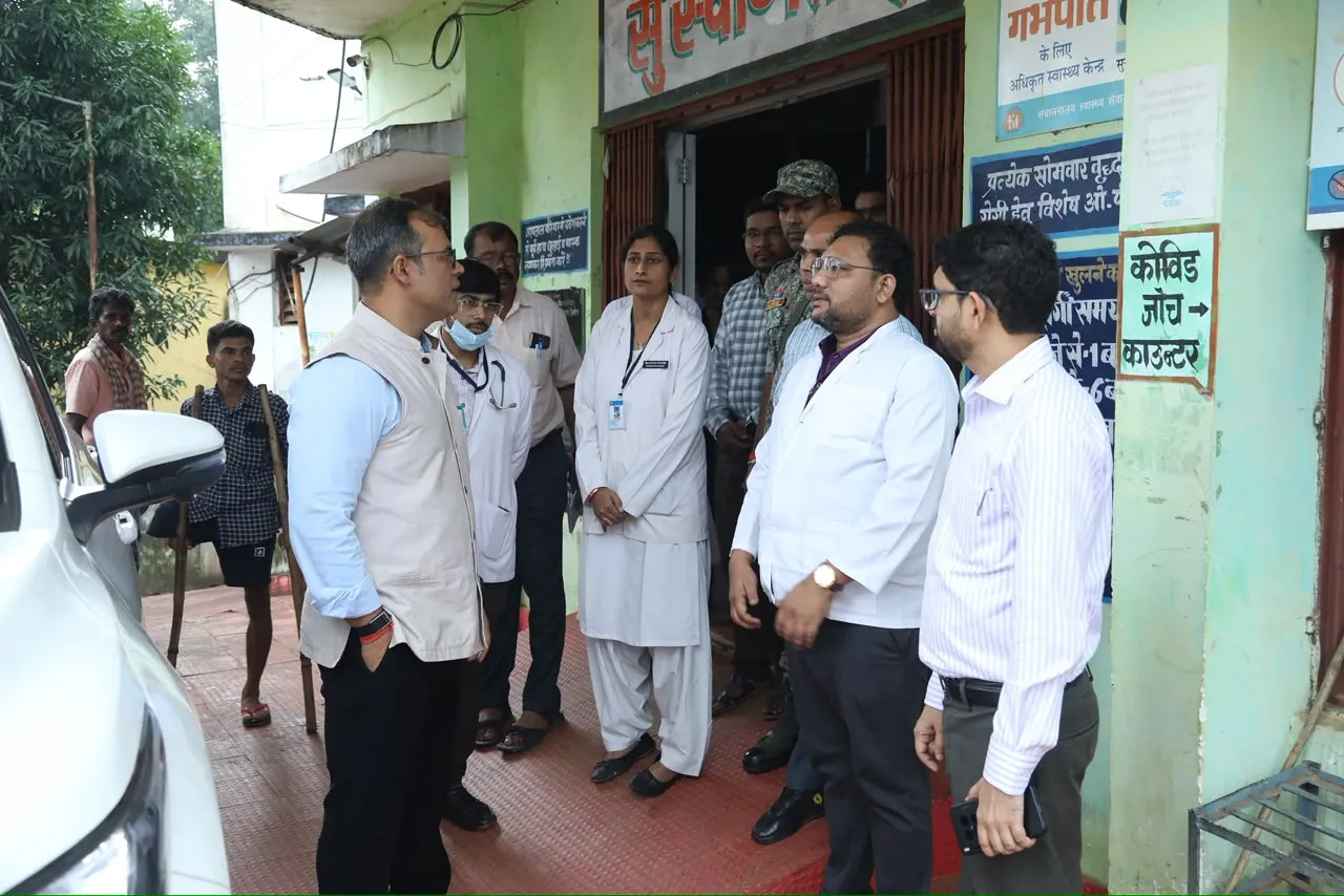 दुर्गूकोंदल-बड़गांव में कलेक्टर का औचक निरीक्षण, अस्पताल से छात्रावास तक व्यवस्थाओं का लिया जायजा