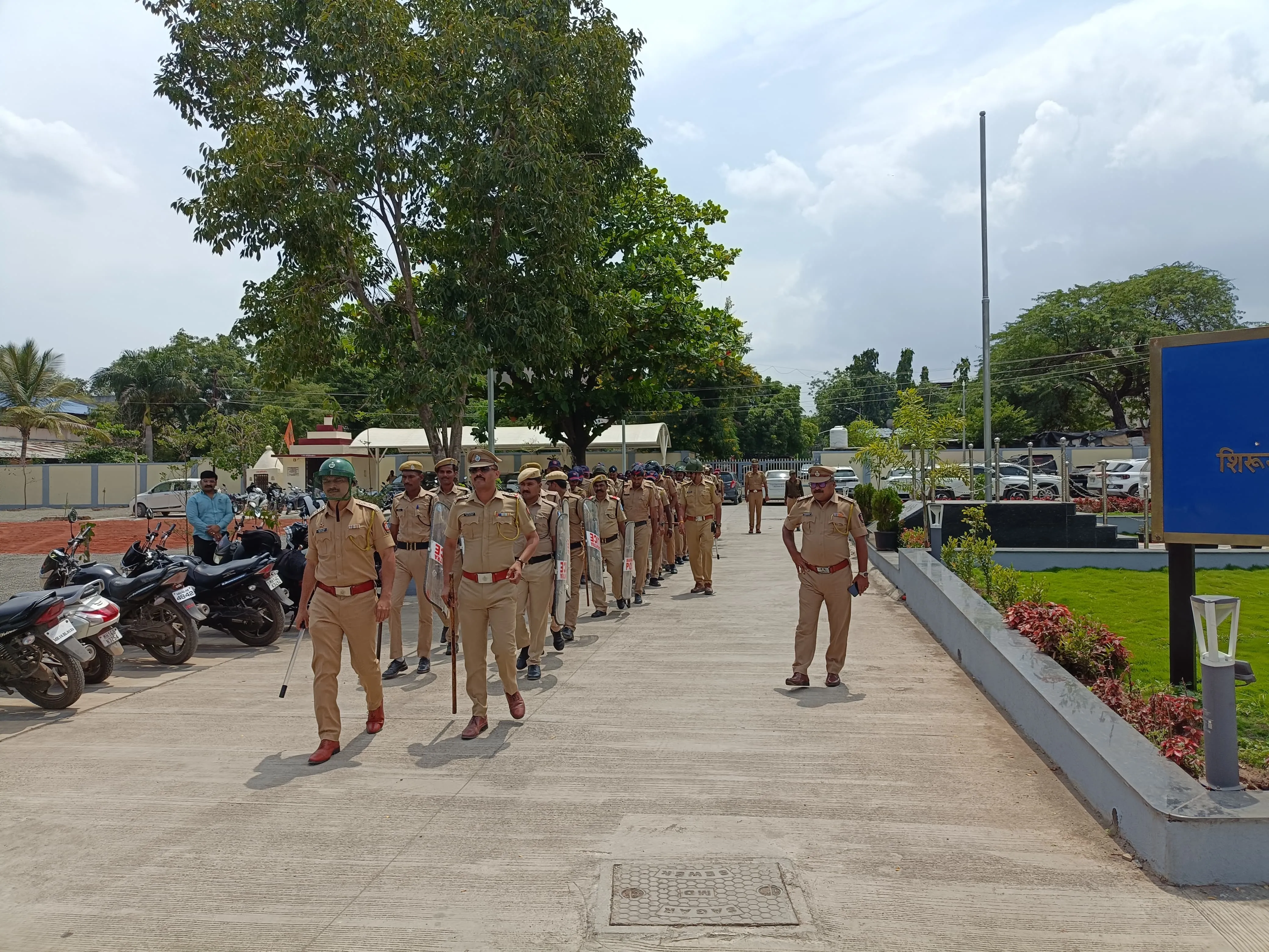 गणेशोत्सव 2026 के मौके पर शिरूर शहर में पुलिस का रूट मार्च