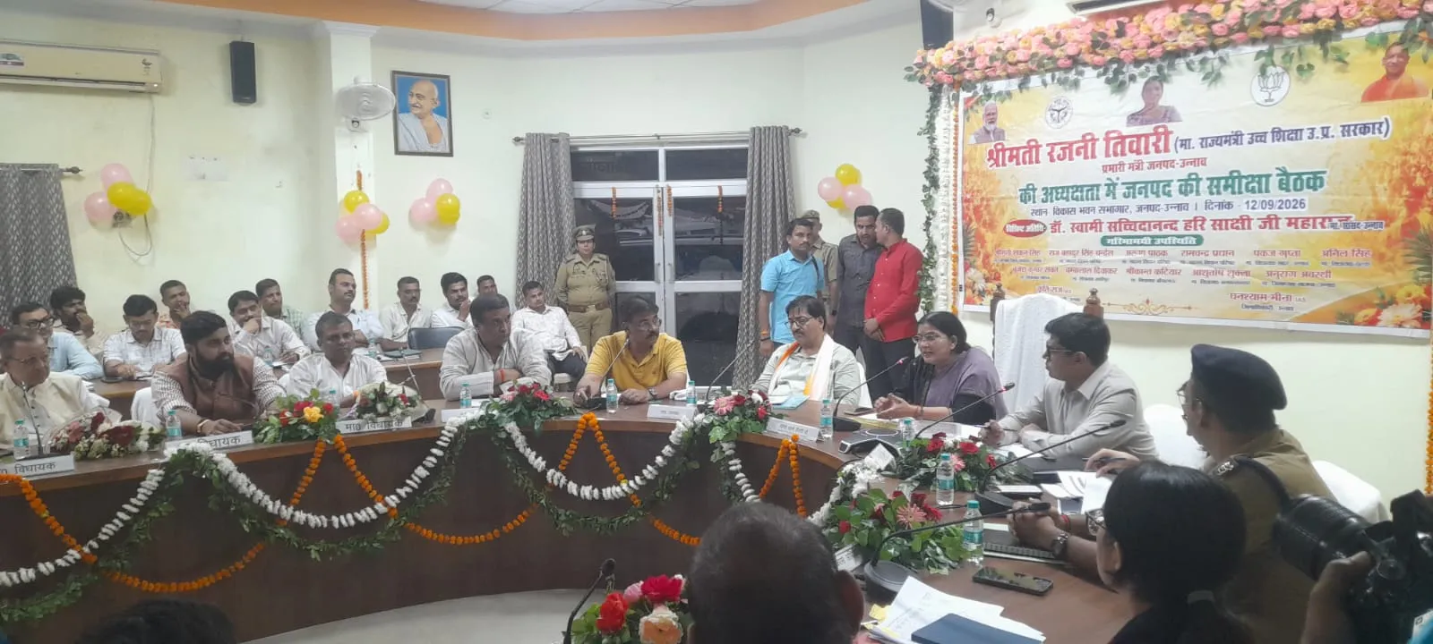 उन्नाव में विकास कार्यों और कानून व्यवस्था की समीक्षा, प्रभारी मंत्री ने अधिकारियों को दिए सख्त निर्देश