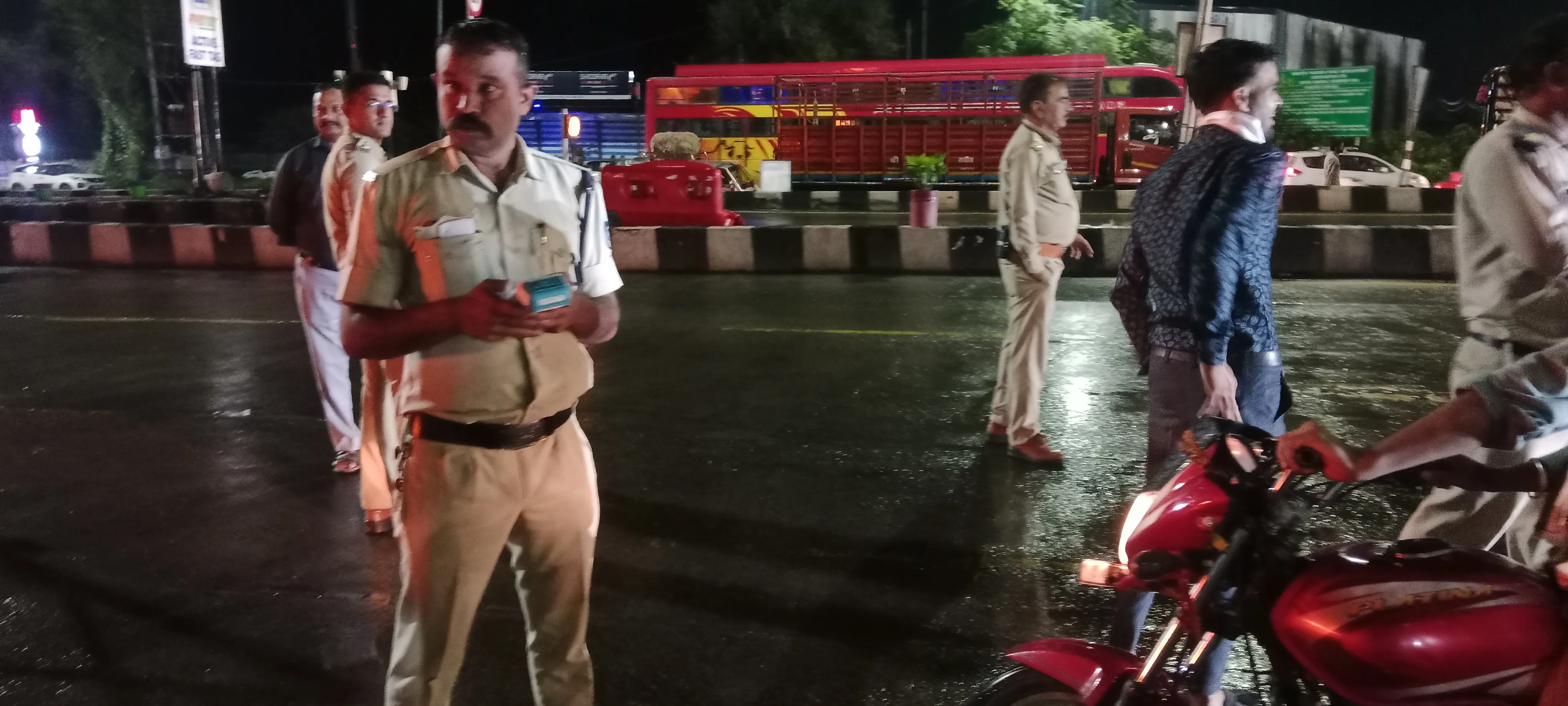 🛑 फंदा टोल प्लाजा पर खजुरी सड़क थाना पुलिस की विशेष वाहन चेकिंग, हेलमेट-सीट बेल्ट को लेकर सख्ती