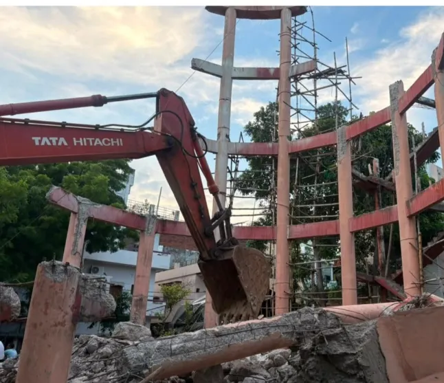 राजाजीपुरम में पुरानी पानी की टंकी का हिस्सा गिरा, हादसे की आशंका से लोगों में चिंता