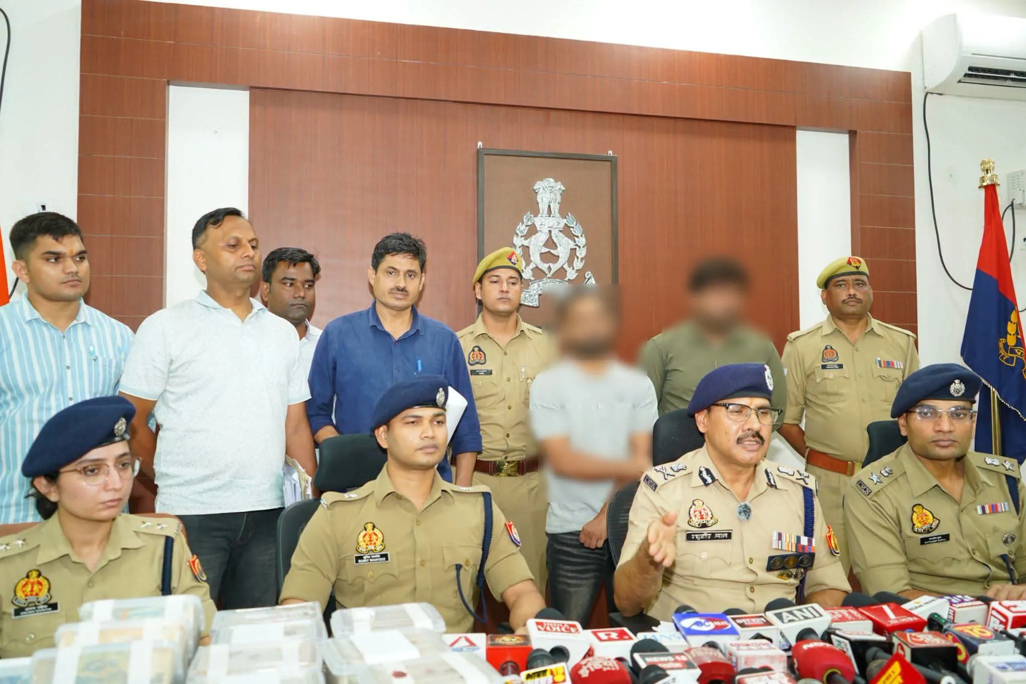 साइबर क्राइम थाना, कमिश्नरेट कानपुर नगर ने निवेश के नाम पर फर्जी फर्मों व बैंक धोखाधड़ी
