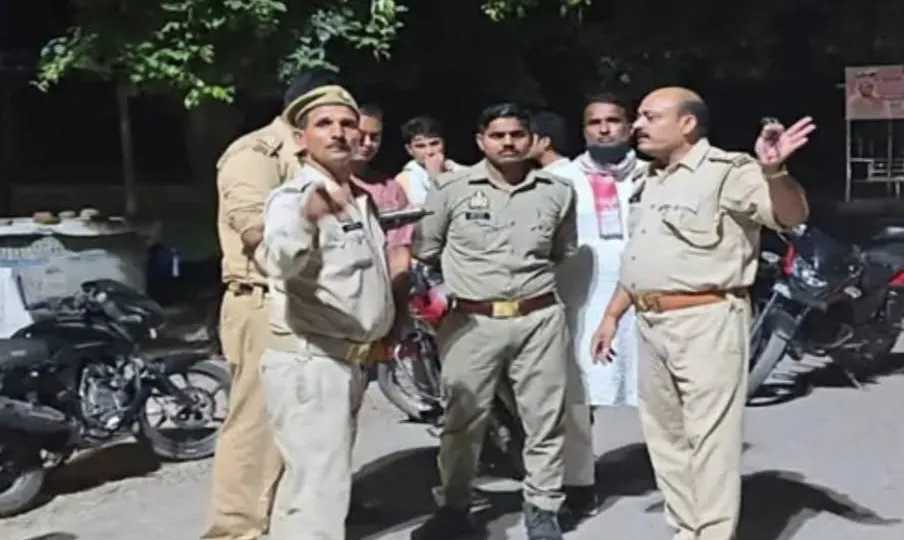 गाजीपुर में आदिलाबाद चौराहे पर पुलिस की सघन चेकिंग, 11 मोटरसाइकिलों के काटे चालान